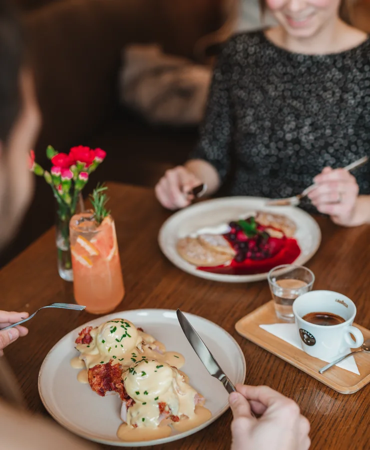 Servírovaná snídaně a káva v kavárně Černý kafe