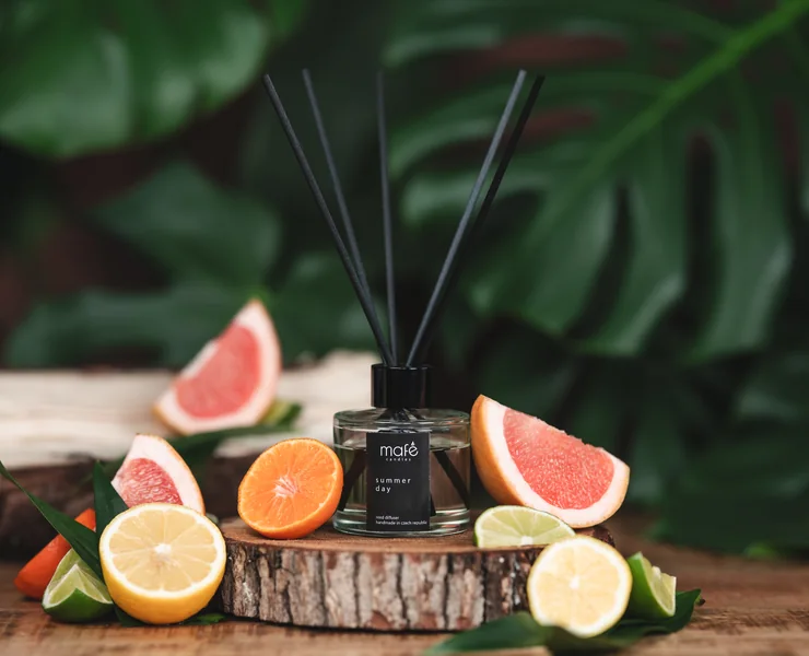 Černý aroma difuzér Mafe candles obklopený citrusy
